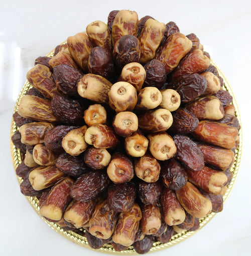 صينية التراث الذهبي - تصميم دائري مع 2 كجم من تمر المجدول في المنتصف و1 كجم من تمر الصقاي