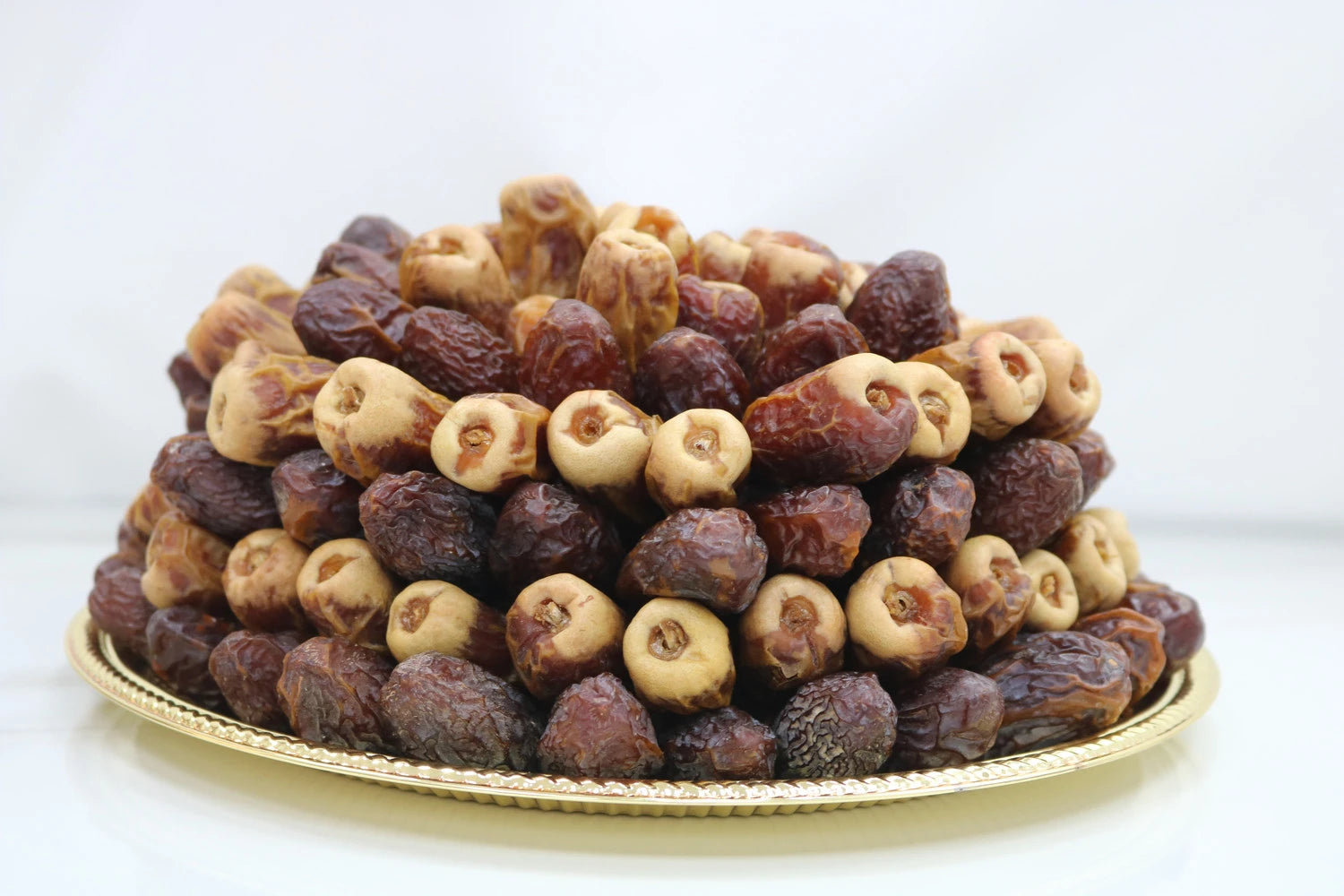 صينية التراث الذهبي - تصميم دائري مع 2 كجم من تمر المجدول في المنتصف و1 كجم من تمر الصقاي