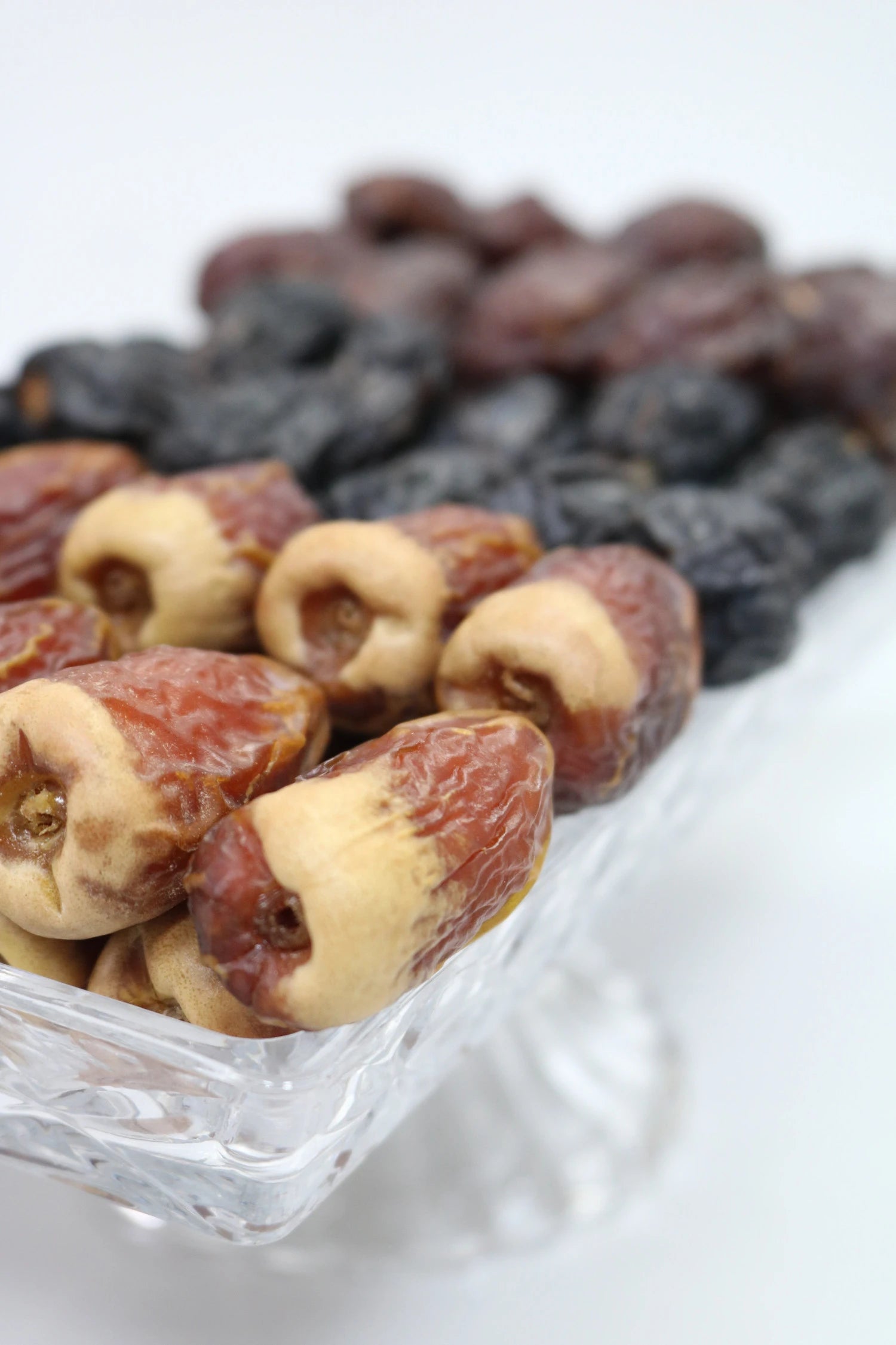 صينية كريستال مربعة - تصميم درهم مع مجدول (370 جم)، عجوة (230 جم)، وسجاي (350 جم)