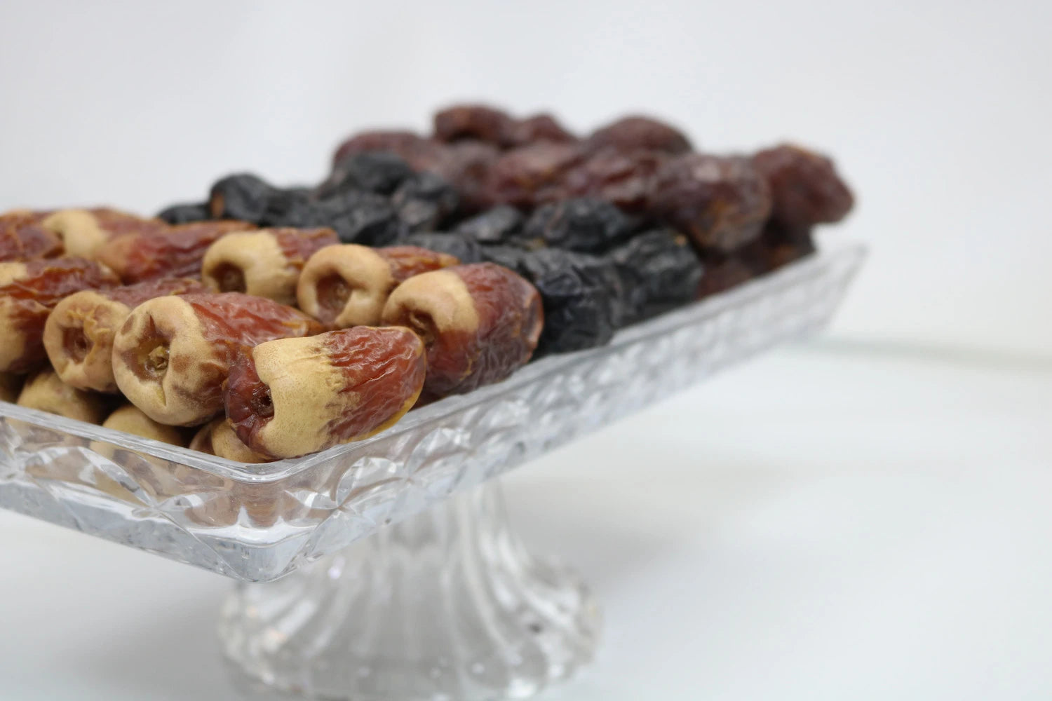 صينية كريستال مربعة - تصميم درهم مع مجدول (370 جم)، عجوة (230 جم)، وسجاي (350 جم)