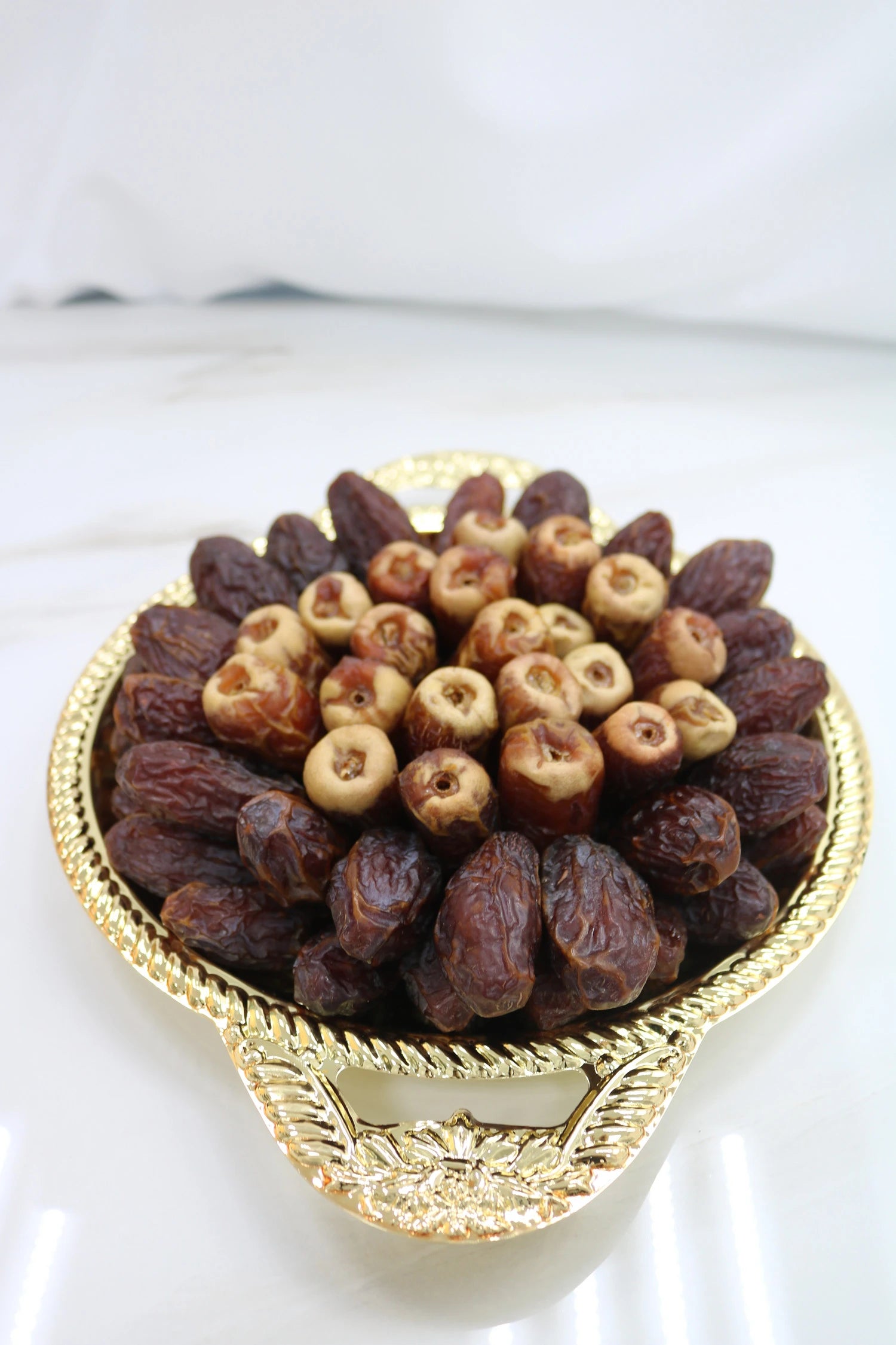 صينية التراث الذهبي - تصميم دائري صغير مع صقعي (330 جم) ومجدول (800 جم)