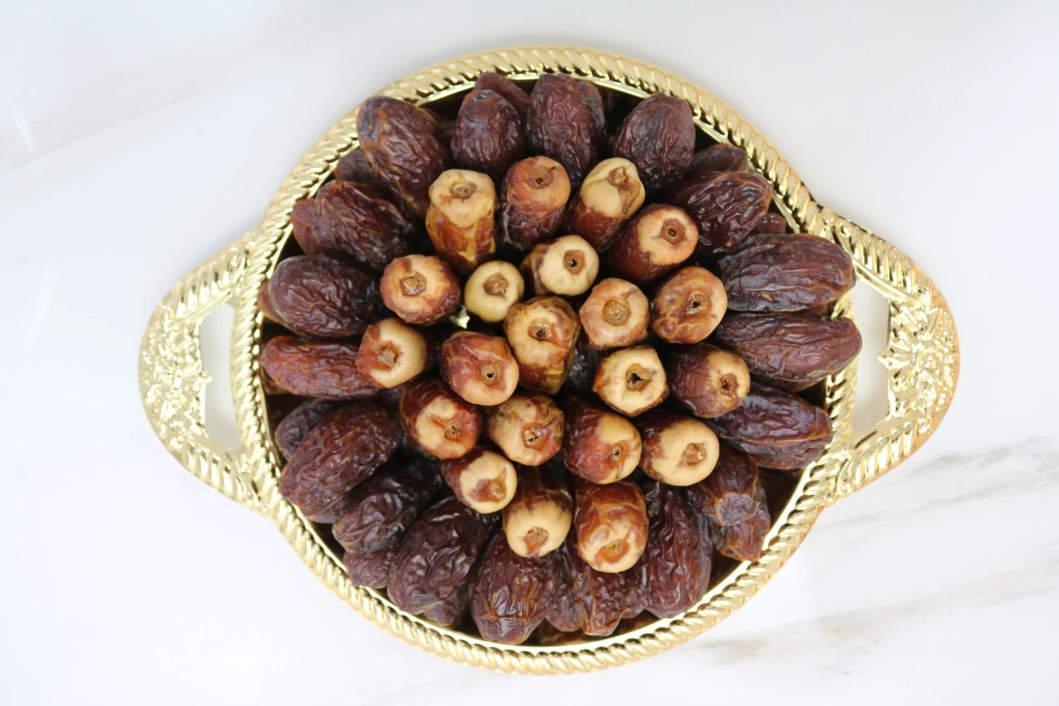 صينية التراث الذهبي - تصميم دائري صغير مع صقعي (330 جم) ومجدول (800 جم)