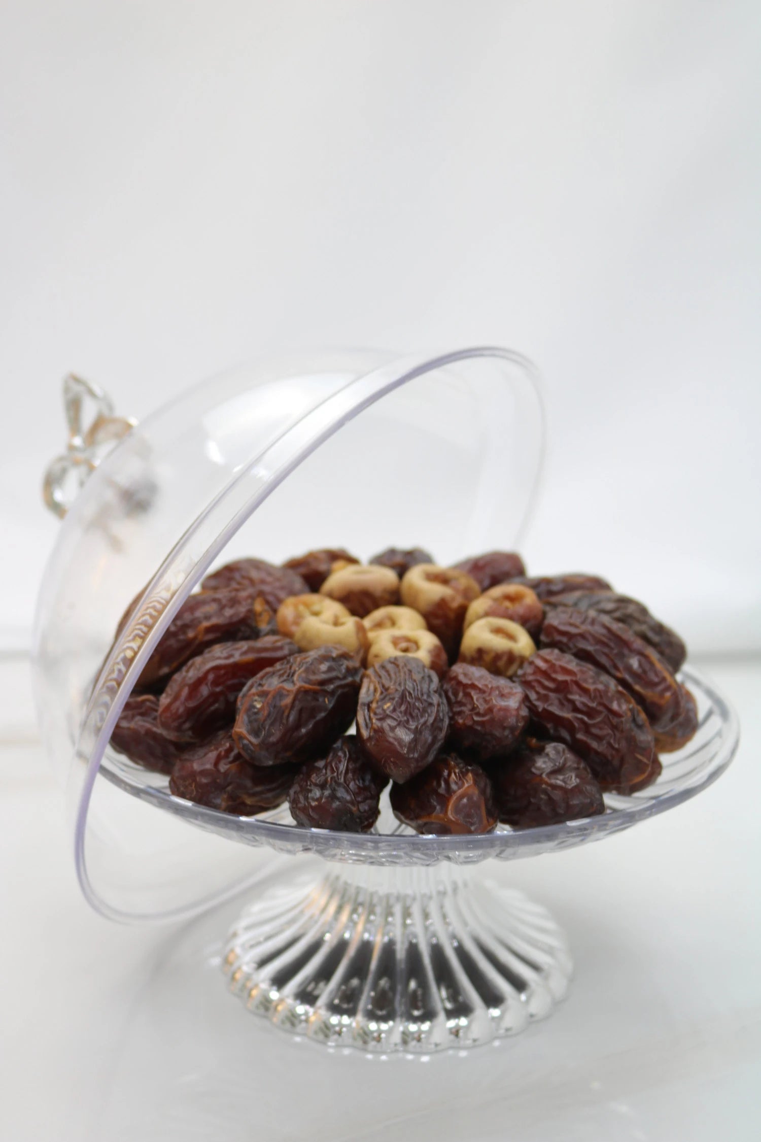 صينية أكريليك صغيرة – تمر المجهول والصقعي (الصقعي 130 جرام، المجهول 500 جرام)