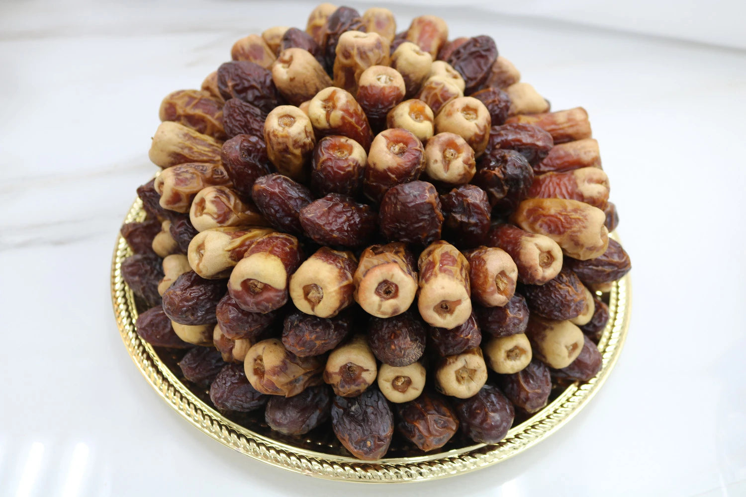 صينية التراث الذهبي - تصميم دائري مع 2 كجم من تمر المجدول في المنتصف و1 كجم من تمر الصقاي