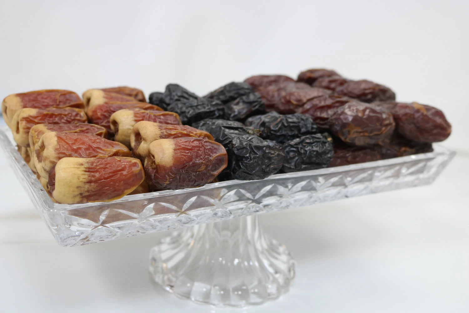 صينية كريستال مربعة - تصميم درهم مع مجدول (370 جم)، عجوة (230 جم)، وسجاي (350 جم)